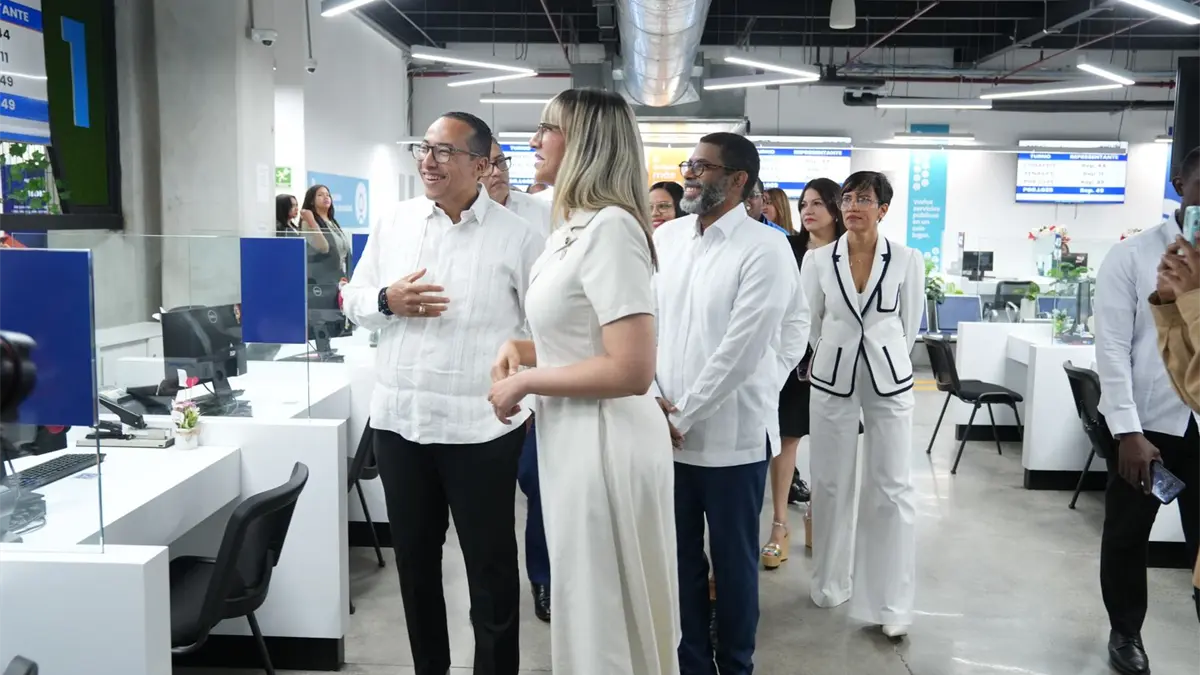 Representantes gubernamentales durante el recorrido por las recién inauguradas instalaciones de Pasaportes en SD Norte.