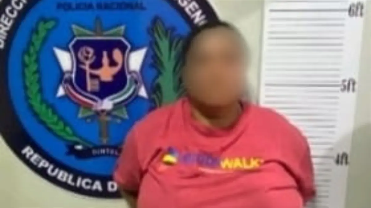 Mujer detenida durante operativo.