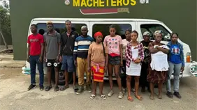 Detienen a 13 haitianos indocumentados en un minibús en Valverde