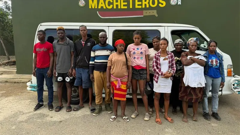 Detienen a 13 haitianos indocumentados en un minibús en Valverde