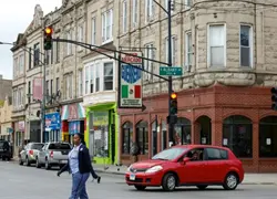 Gobernador dice que ventas en barrio mexicano de Chicago cayeron hasta el 50% por redadas
