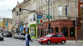 Gobernador dice que ventas en barrio mexicano de Chicago cayeron hasta el 50% por redadas