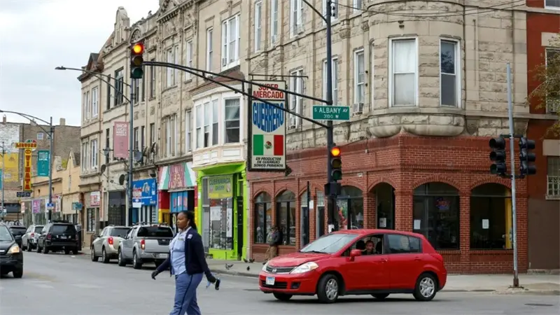 Gobernador dice que ventas en barrio mexicano de Chicago cayeron hasta el 50% por redadas