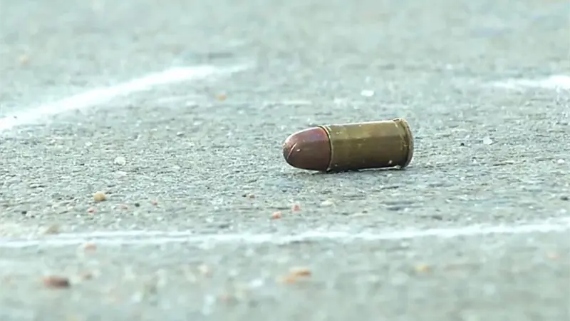 Policía investiga muerte de niño de 10 años en tiroteo en Villa Duarte; su madre y dos vecinos siguen hospitalizados