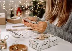 Los altos precios llevan a estadounidenses a buscar ofertas y posponer compras navideñas