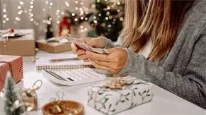 Los altos precios llevan a estadounidenses a buscar ofertas y posponer compras navide&ntilde;as