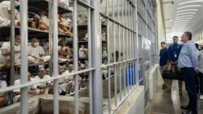 El presidente de Costa Rica recorre en El Salvador la megacárcel Cecot para pandilleros