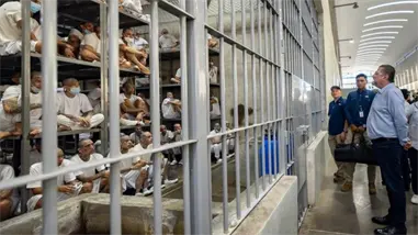 El presidente de Costa Rica recorre en El Salvador la megacárcel Cecot para pandilleros El presidente de Costa Rica recorre en El Salvador la megacárcel Cecot para pandilleros