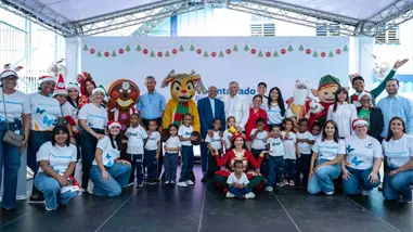 Voluntariado Banreservas realiza tradicional fiesta Navidad en escuela Movearte del río Ozama