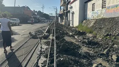 Edesur repone postes eléctricos derribados por excavaciones en Villa Altagracia