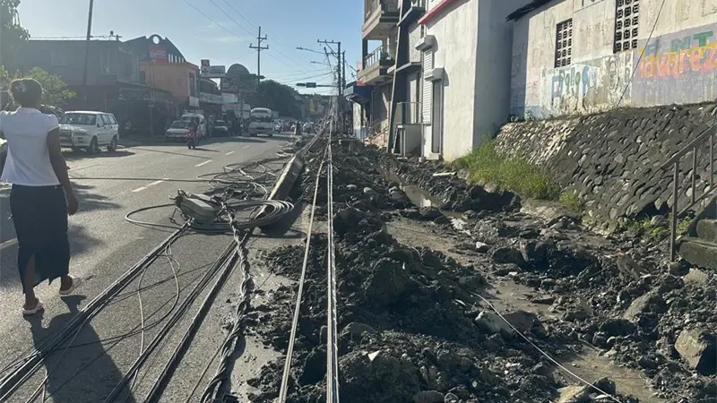 Edesur repone postes eléctricos derribados por excavaciones en Villa Altagracia