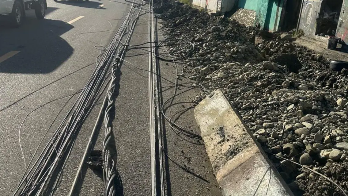 Edesur trabaja para reponer postes derribados durante excavaciones en Villa Altagracia