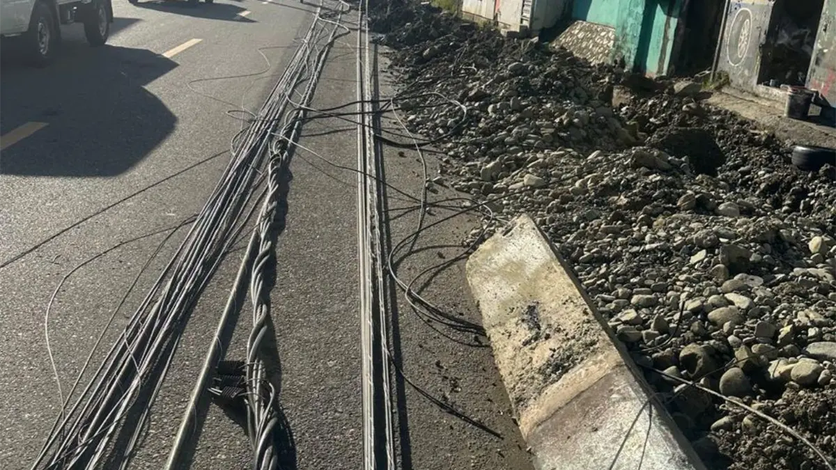 Postes eléctricos derribados Villa Altagracia.