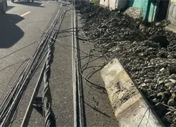 Edesur trabaja para reponer postes derribados durante excavaciones en Villa Altagracia