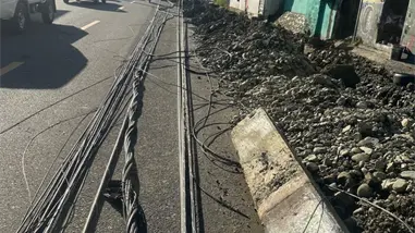 Edesur trabaja para reponer postes derribados durante excavaciones en Villa Altagracia