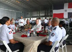 Abinader comparte almuerzo con la Armada y la Fuerza Aérea; reafirma respaldo a las Fuerzas Armadas
