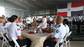 Abinader comparte almuerzo con la Armada y la Fuerza Aérea; reafirma respaldo a las Fuerzas Armadas