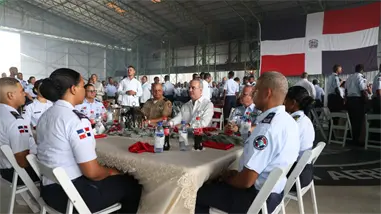 Abinader comparte almuerzo con la Armada y la Fuerza Aérea; reafirma respaldo a las Fuerzas Armadas