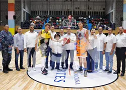 Ministro Kelvin Cruz entrega remozamiento del polideportivo y aporta al torneo de Barahona