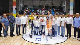 Ministro Kelvin Cruz entrega remozamiento del polideportivo y aporta al torneo de Barahona
