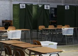 Abren los colegios electorales en Chile para el balotaje presidencial entre Jara y Kast