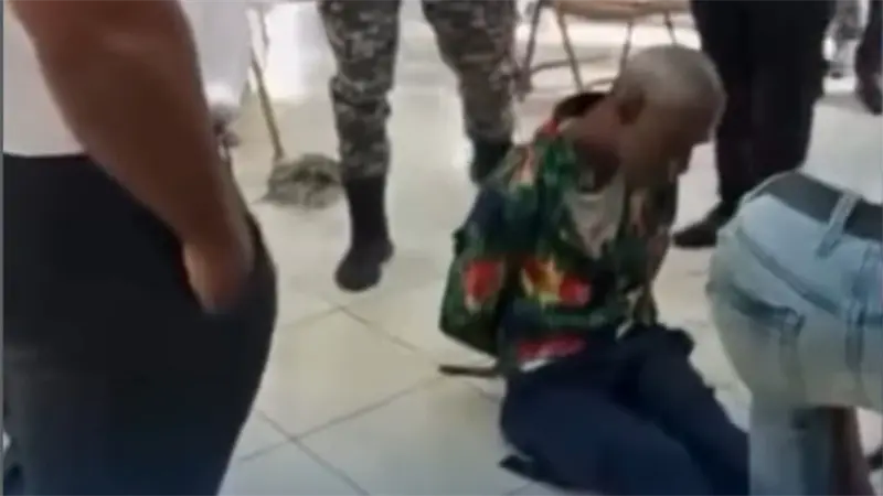 Hombre irrumpe armado y con presunto ácido en iglesia de Haina