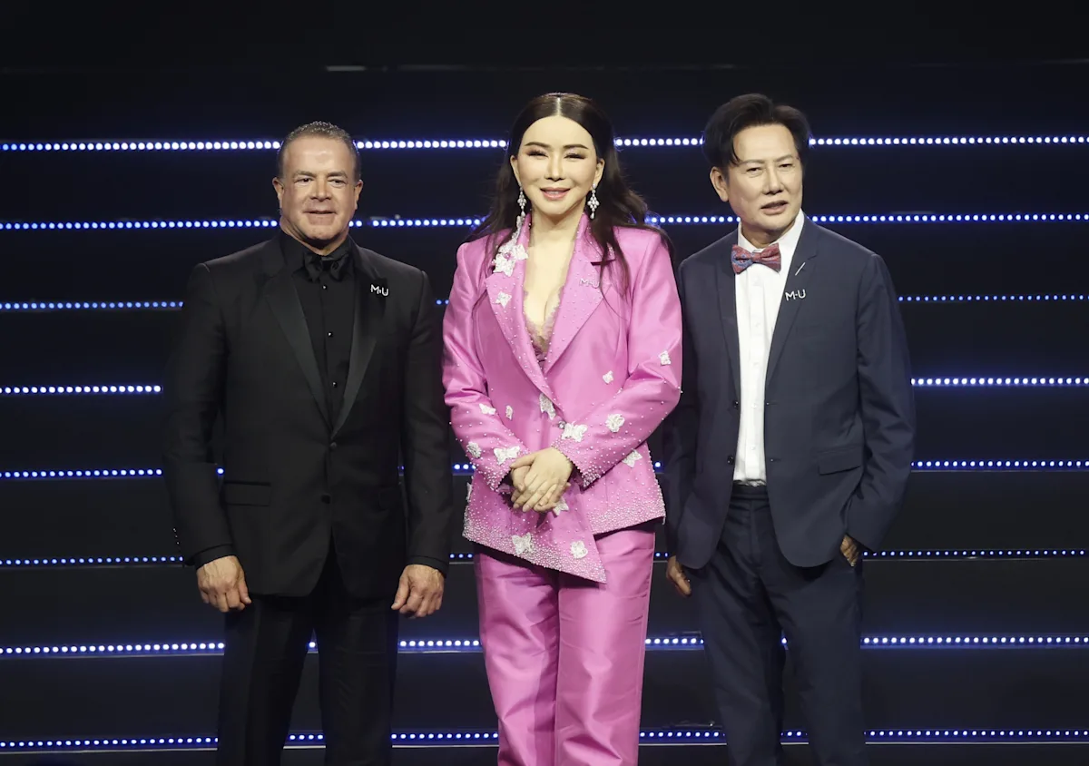 Fotografía de archivo, tomada el 13/03/2025, que muestra de izquierda a derecha al presidente de Miss Universo, Raúl Rocha, la entonces directora ejecutiva del concurso, Anne Jakrajutatip, y el director de la franquicia en Tailandia, Nawat Itsaragrisil, durante una rueda de prensa en Bangkok. EFE/EPA/NARONG SANGNAK