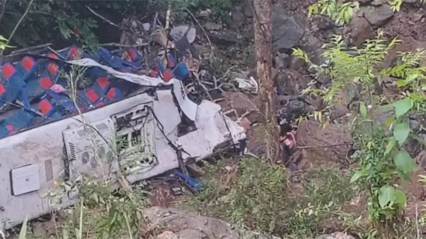 Al menos 12 muertos y 20 heridos al volcar autobús con estudiantes en noroeste de Colombia