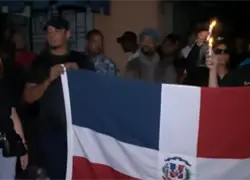 "Encendemos estas velas por los muertos que dejó la falta de medicamentos", dicen manifestantes frente al Palacio de Justicia