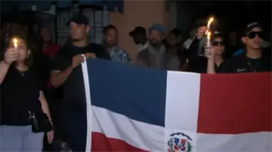 "Encendemos estas velas por los muertos que dejó la falta de medicamentos", dicen manifestantes frente al Palacio de Justicia
