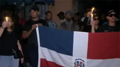"Encendemos estas velas por los muertos que dejó la falta de medicamentos", dicen manifestantes frente al Palacio de Justicia