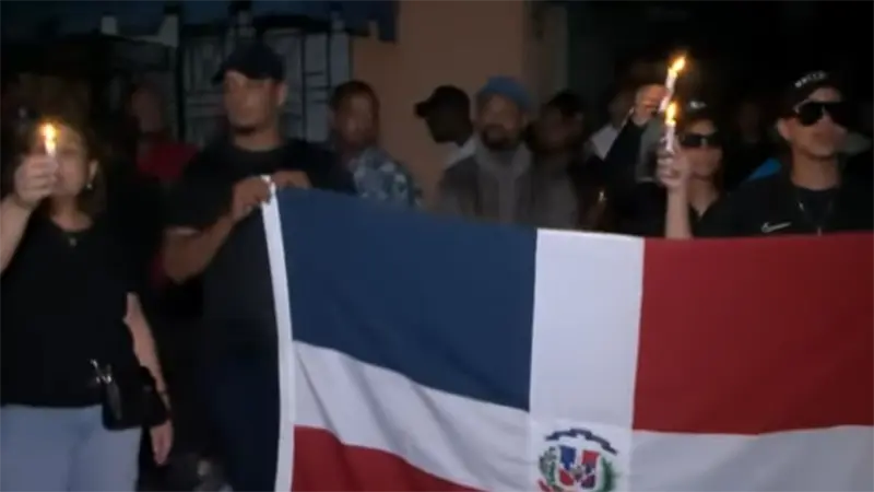 "Encendemos estas velas por los muertos que dej&oacute; la falta de medicamentos", dicen manifestantes frente al Palacio de Justicia