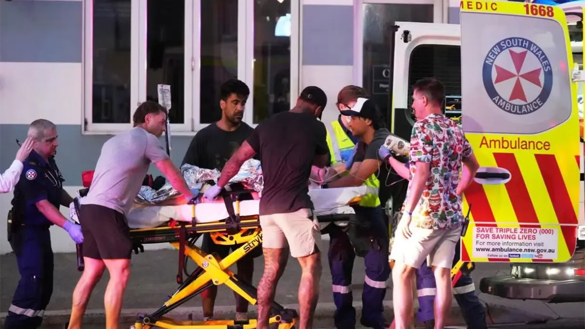 Tiroteo en playa Bondi. Los servicios de emergencia recibieron las primeras llamadas hacia las 18h47 (07h47 GMT), según la policía.