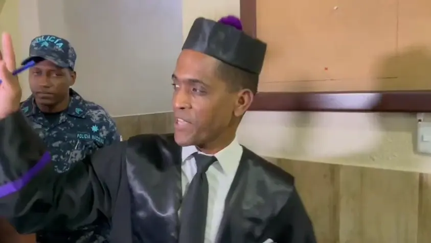 Juez Rigoberto Sena llega pasadas las 9:00 de la noche y atribuye retraso a la ponderación del caso