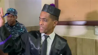 Juez Rigoberto Sena llega pasadas las 9:00 de la noche y atribuye retraso a la ponderaci&oacute;n del caso