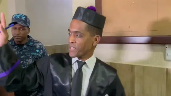 Juez Rigoberto Sena llega pasadas las 9:00 de la noche y atribuye retraso a la ponderación del caso