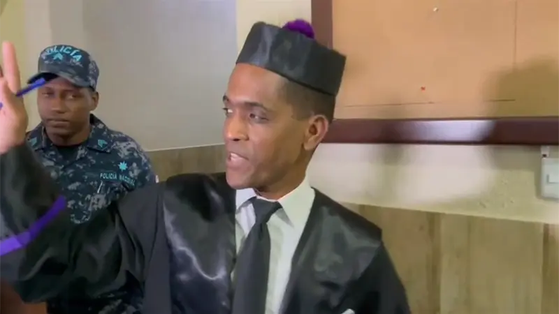 Juez Rigoberto Sena llega pasadas las 9:00 de la noche y atribuye retraso a la ponderación del caso