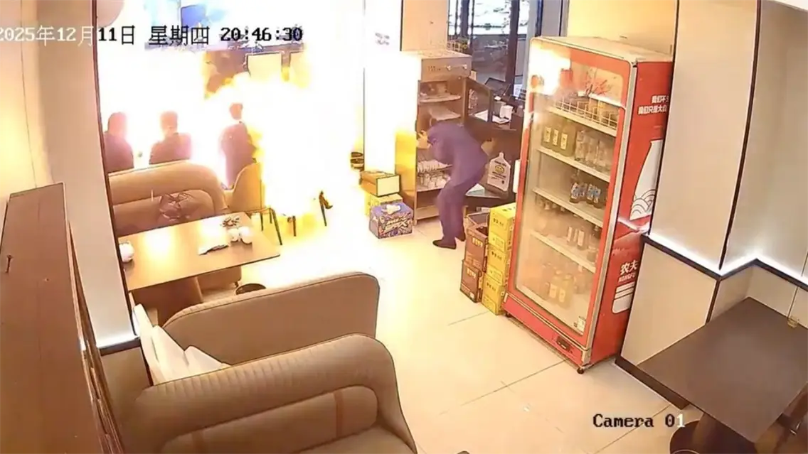 Una cena tranquila en China se convierte de repente en un caos Una cena tranquila en China se convierte de repente en un caos