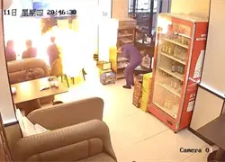 Una cena tranquila en China se convierte de repente en un caos