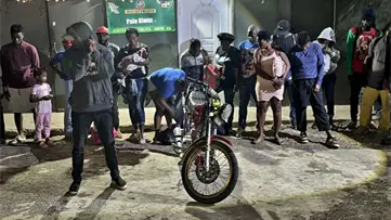 Ej&eacute;rcito detiene motociclista que guiaba grupo de 22 haitianos indocumentados en Dajab&oacute;n