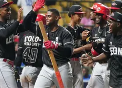 Leones borran d&eacute;ficit de seis carreras para vencer a Gigantes