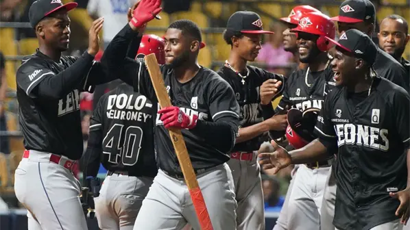 Leones borran déficit de seis carreras para vencer a Gigantes