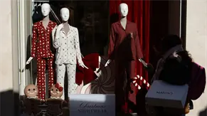 La Navidad cambia el protocolo de elegancia: ¿De gala o en pijama?