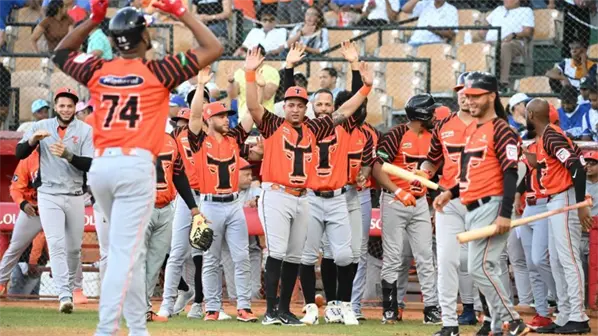 Toros superan al Licey 3-2