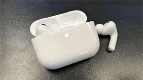 La traducción en tiempo real para los AirPods ya está disponible en la Unión Europea