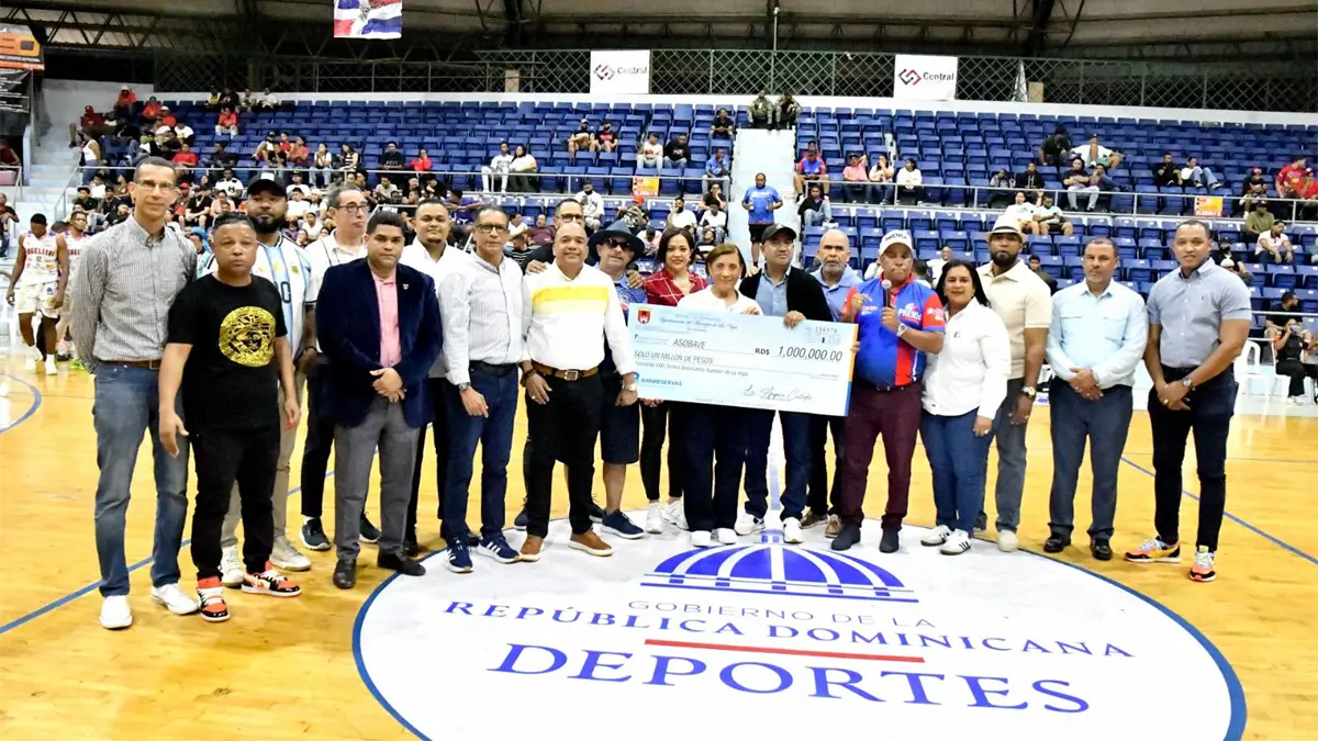 Torneo de baloncesto superior en La Vega recibe respaldo económico de un millón de pesos