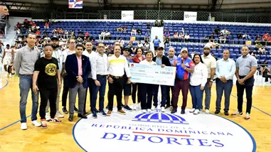 Torneo de baloncesto superior en La Vega recibe respaldo econ&oacute;mico de un mill&oacute;n de pesos
