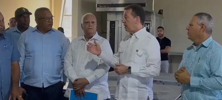 Ministro Ito Bisonó dona cinco hornos a la Asociación de Casaberos de Monción