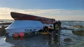 Rescatan a 3 pescadores y otros 4 permanecen desaparecidos tras un naufragio en Portugal