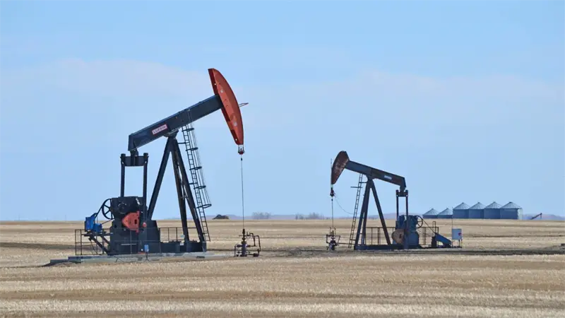 El petróleo de Texas baja un 2.73 %, hasta los 55,27 dólares, su nivel más bajo desde 2021